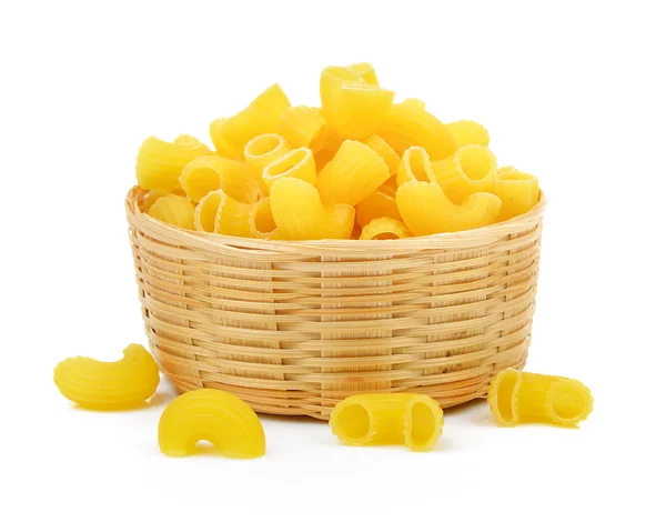 Droge macaroni in de mand op witte achtergrond — Stockfoto