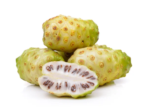 Exotické ovoce Noni ovoce na bílém pozadí — Stock fotografie