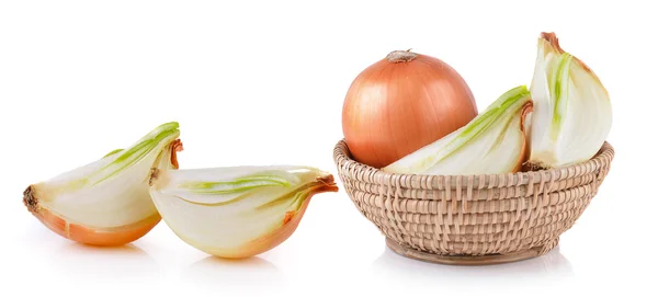 Zwiebel im Korb auf weißem Hintergrund — Stockfoto