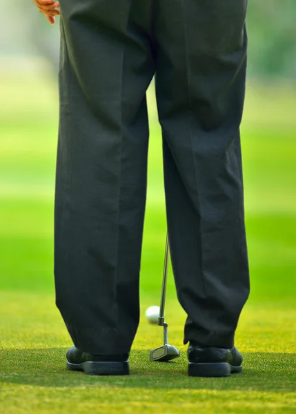 Hombre jugando al golf — Foto de Stock