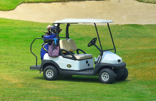 Carros de golf en un campo de golf —  Fotos de Stock