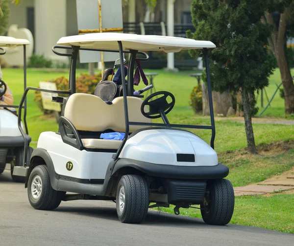 Golfcarts auf einem Golfplatz — Stockfoto