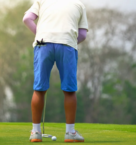 Hombre jugando al golf  . — Foto de Stock