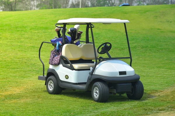 Carros de golf en un campo de golf —  Fotos de Stock