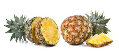 Beyaz arkaplanda ananas