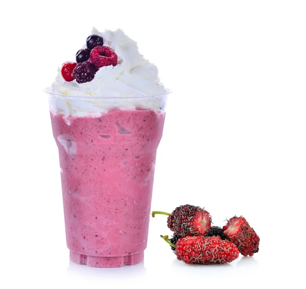 Frucht-Smoothie und Maulbeere isoliert auf weißem Hintergrund — Stockfoto