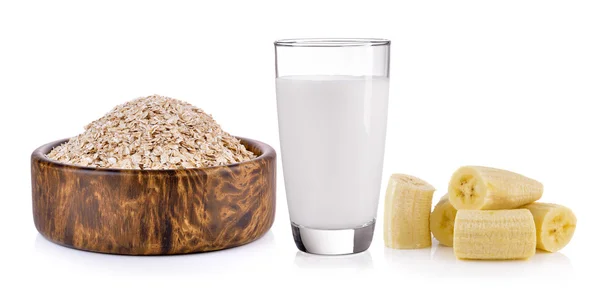 Copos de avena, plátano y leche sobre fondo blanco — Foto de Stock