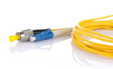 Beyaz arka plan üzerinde izole Optik lif kablolar