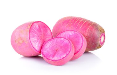 Beyaz arkaplanda kırmızı turp