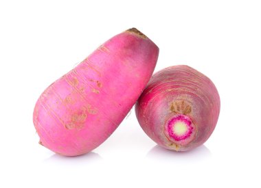 Beyaz arkaplanda kırmızı turp