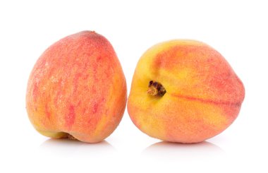 Beyaz arkaplanda izole edilmiş şeftali