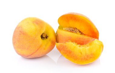 beyaz arkaplanda şeftali