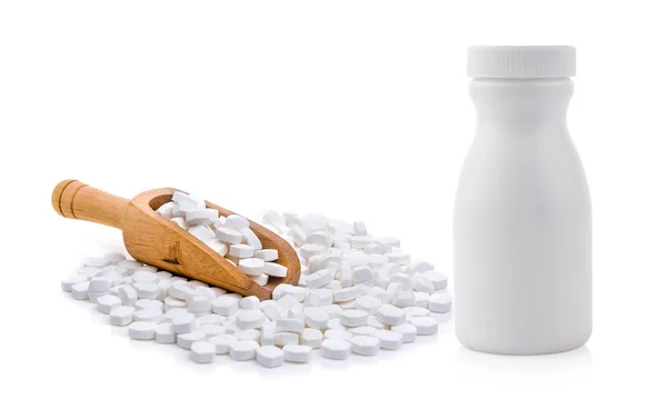 Таблетки, що виливаються з пляшки таблеток — стокове фото