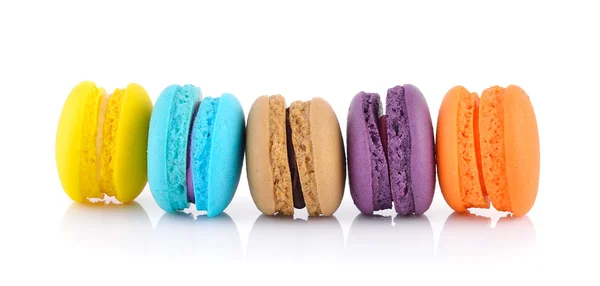 Macaroons franceses coloridos ou macaron no fundo branco — Fotografia de Stock