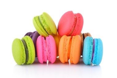 Beyaz arkaplanda badem kurabiyeleri