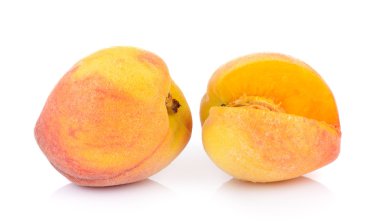 beyaz arkaplanda şeftali