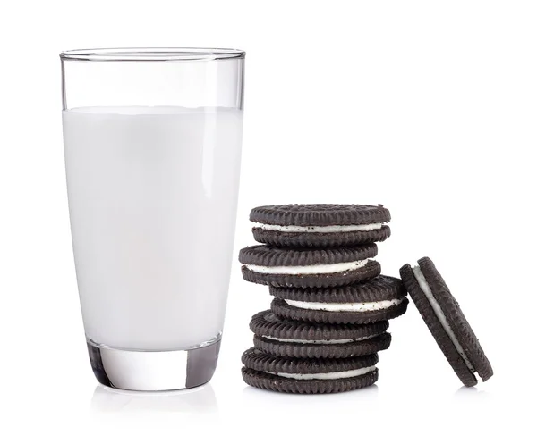 Milch und Schokoladenkeks auf weißem Hintergrund — Stockfoto