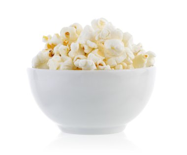 Beyaz arka plan üzerinde izole kase patlamış mısır