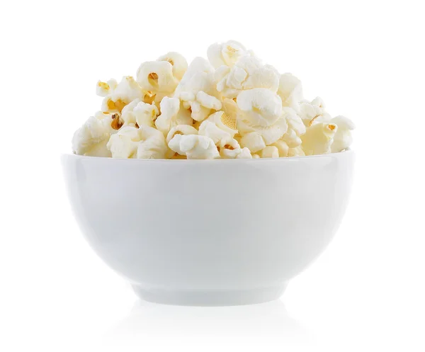 Popcorn in Schale isoliert auf weißem Hintergrund — Stockfoto