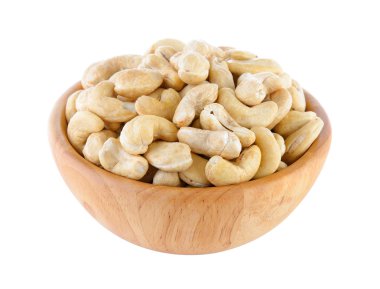 Beyaz arka plan üzerinde ahşap kase kaşu somun