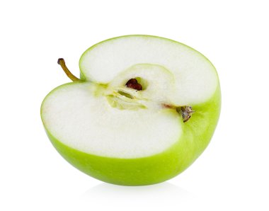 Beyaz arkaplanda yarı yeşil elma izole