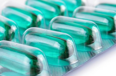 Mavi şeffaf hapları içerik ilaç kapsül üzerinde beyaz backgro