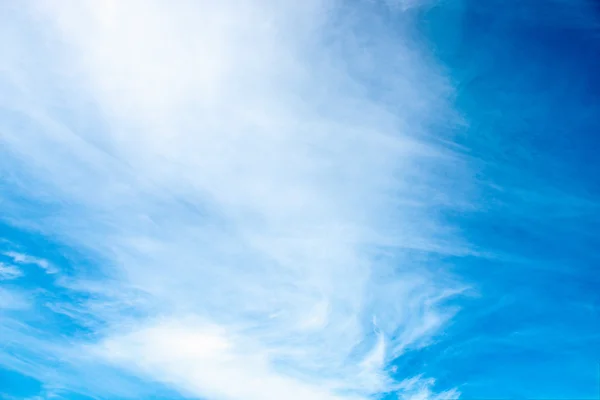 Blauwe lucht met witte wolken — Stockfoto