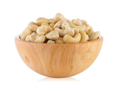 Beyaz arka plan üzerinde ahşap kase kaşu somun