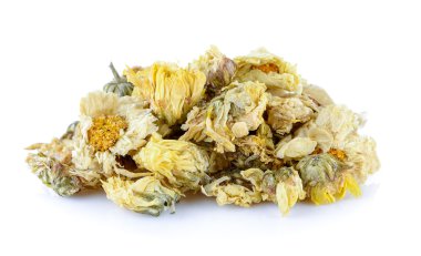 Kurumuş kasımpatı çiçekleri beyaz arka planda izole edilmiş.