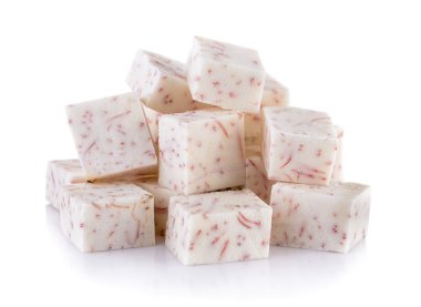 Taro dilim beyaz arka plan üzerinde