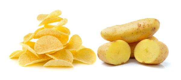 Burgonya- és a burgonya chips, fehér háttér — Stock Fotó