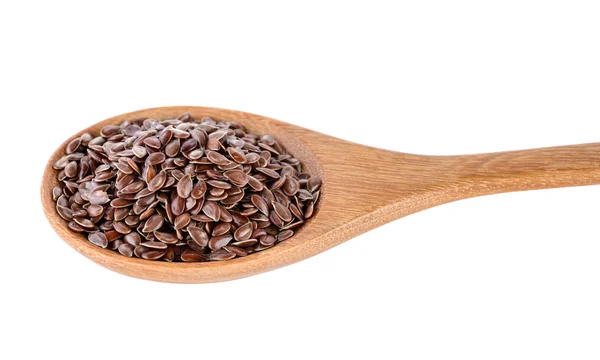Tumpukan biji flax dalam sendok kayu diisolasi pada latar belakang putih — Stok Foto