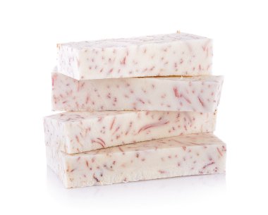 Taro dilim beyaz arka plan üzerinde