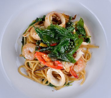 Beyaz tabak spagetti sarhoş deniz ürünleri