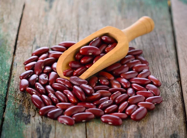 Haricot rouge en cuillère sur bois — Photo