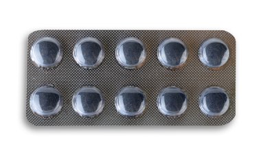 Beyaz arka plan üzerinde izole aktif kömür (karbon) hapları