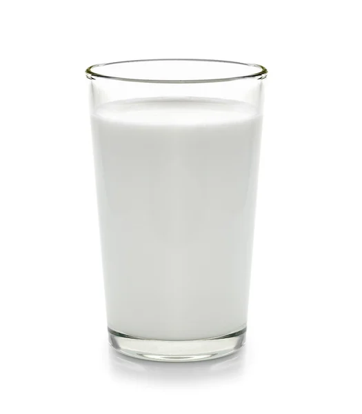 Leche fresca en el vaso sobre fondo blanco — Foto de Stock