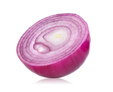 Beyaz arkaplanda soğanı dilimle