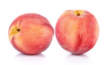 Beyaz arkaplanda izole edilmiş şeftali