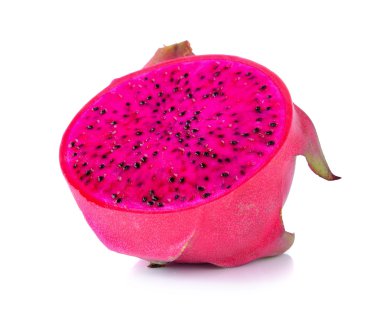 Ejderha meyvelerinin yarısı beyaz arka planda izole.