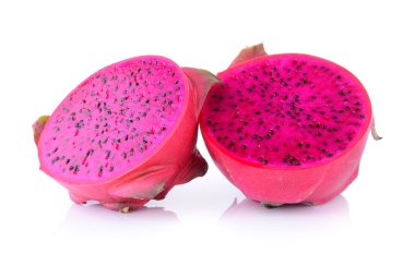 Beyaz arka planda izole edilmiş Ejderha meyvesi dilimi