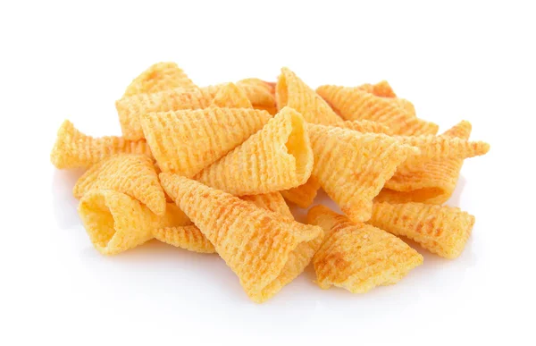 Snacks crujientes de maíz sobre un fondo blanco —  Fotos de Stock