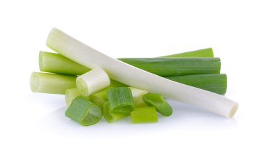 Beyaz arkaplanda yeşil soğan dilimi