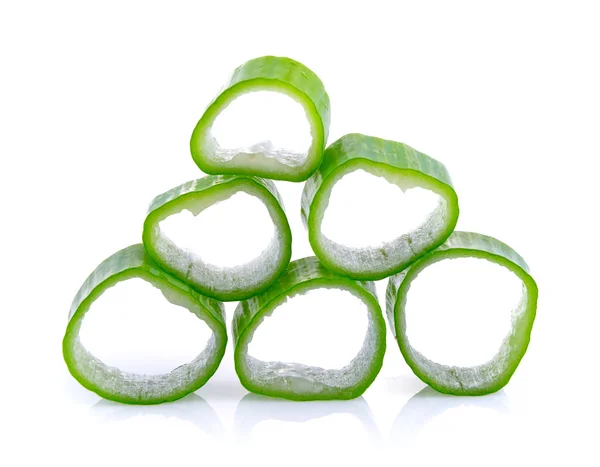 Grüne Zwiebelscheibe auf weißem Hintergrund — Stockfoto