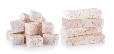 Taro dilim beyaz arka plan üzerinde