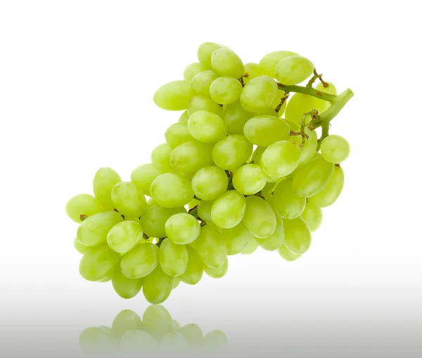 Beyaz arkaplanda yeşil üzümler — Stok fotoğraf