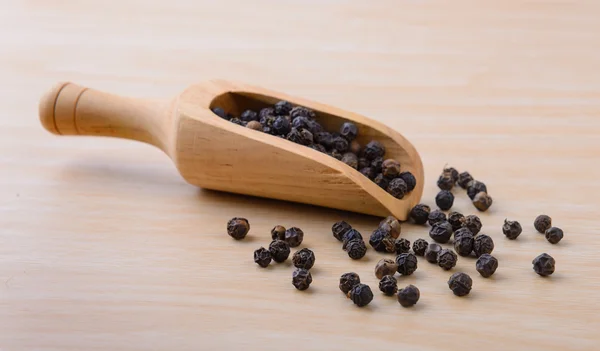 Pepper corn on wood — Stock Photo, Image