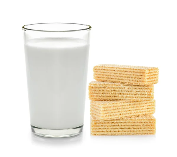 Latte fresco nel bicchiere e wafer dessert su sfondo bianco — Foto Stock