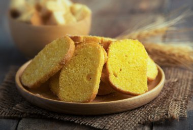 Ahşap arka plan üzerinde çıtır çıtır kızarmış ekmek ekmek