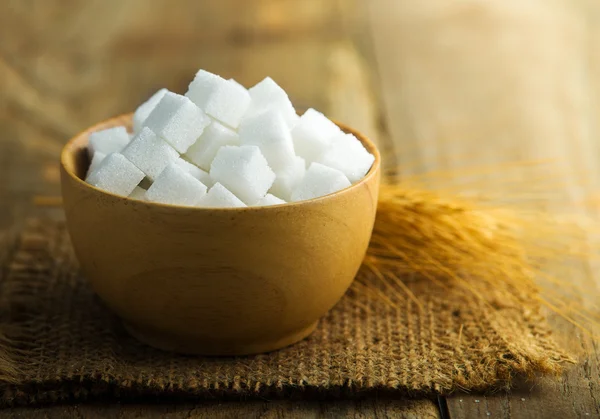 Zucchero bianco in una ciotola di legno — Foto Stock